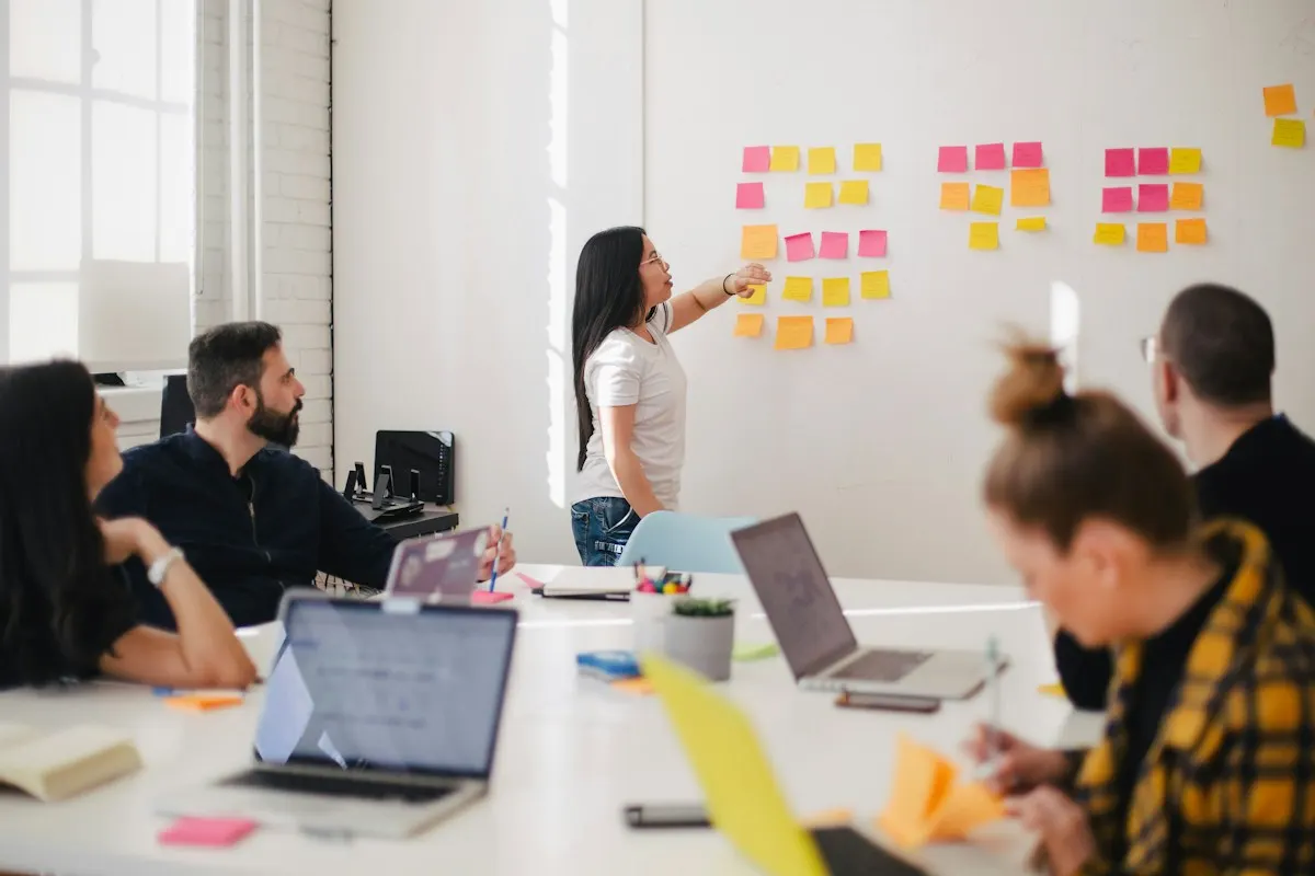 Échange collectif autour d’une table de travail